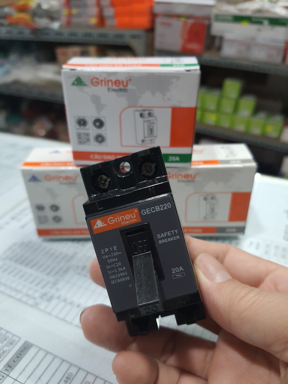 Át đen bình nóng lạnh, điều hòa 15A, 20A, 30A, 40A Grineu kèm vỏ